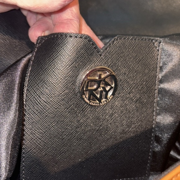 DKNY  vintage  shoulder bag  large leather  black/brown. Silvertone HW. Excellen - Picture 6 of 17